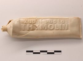 Plastová tuba od zubní pasty "Thymolin", Praha – Letenské sady, pracovní tábor na staveništi pomníku J. V. Stalina, 1. polovina 50. let 20. století. Foto I. Hrušková.